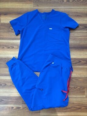 FIGS Catarina One-Pocket Scrub Top & Zamora Jogger Scrub Pants